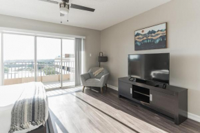 Convenient Downtown Stay w ith 85 Walk Score